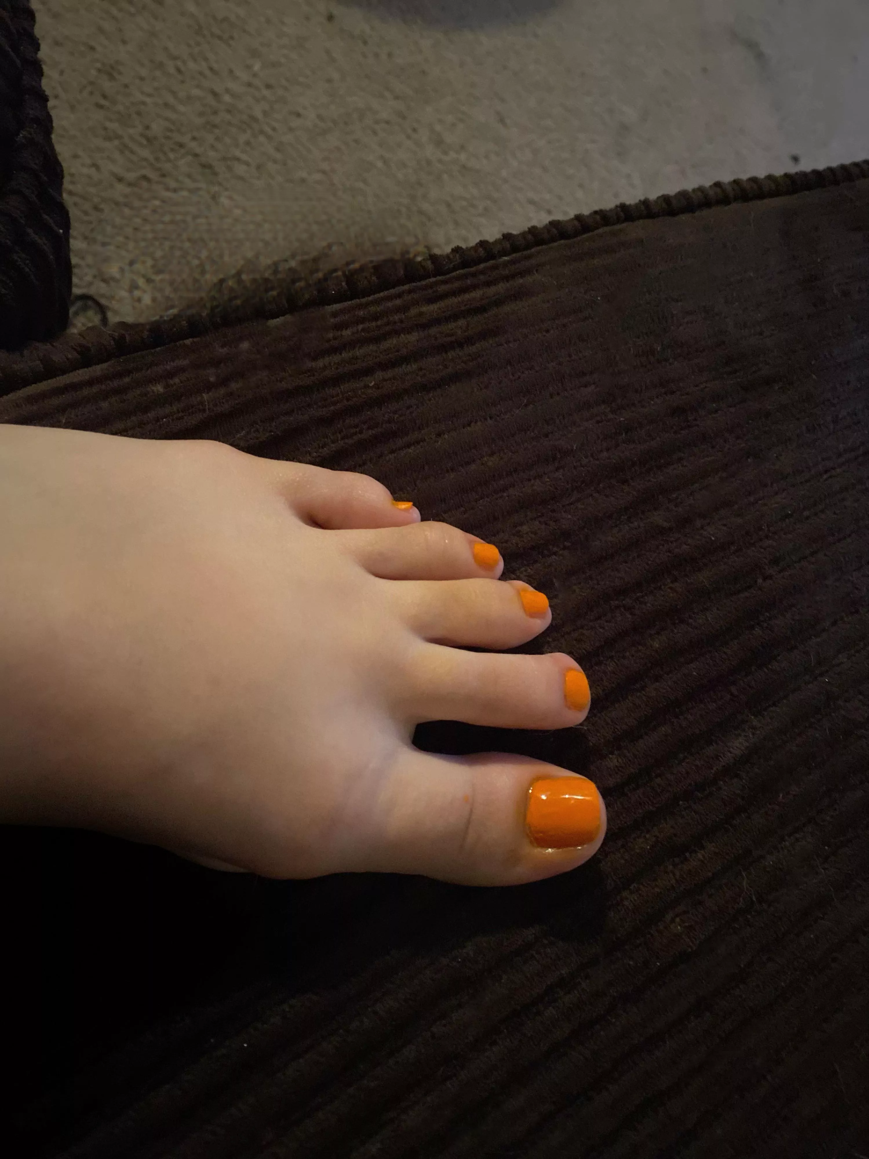 Suck these orange toes ππ
 Suck these orange toes ππ