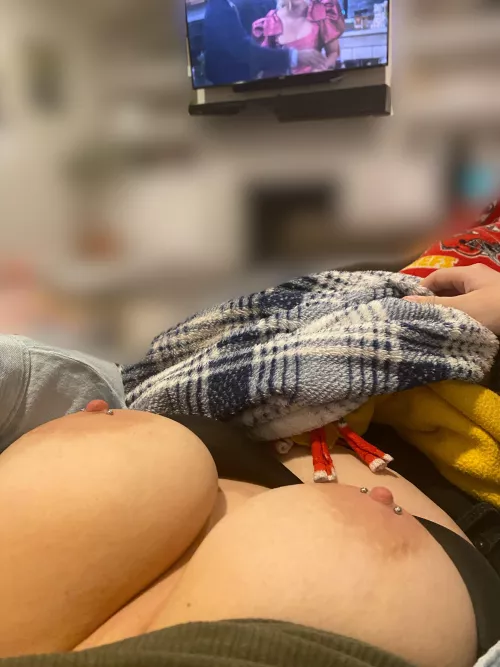 Super Bowl guest leave and tits come out ๐