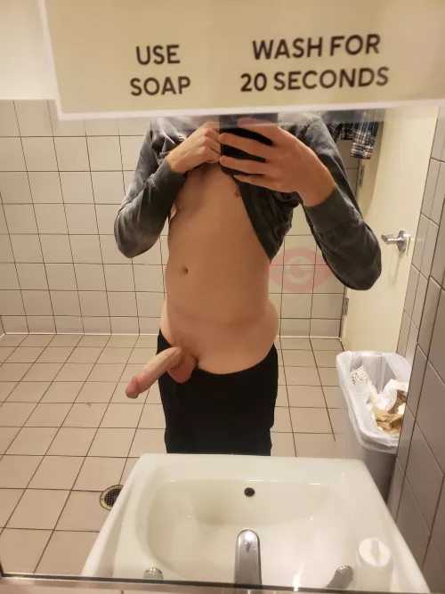 Super horny at work 🥵