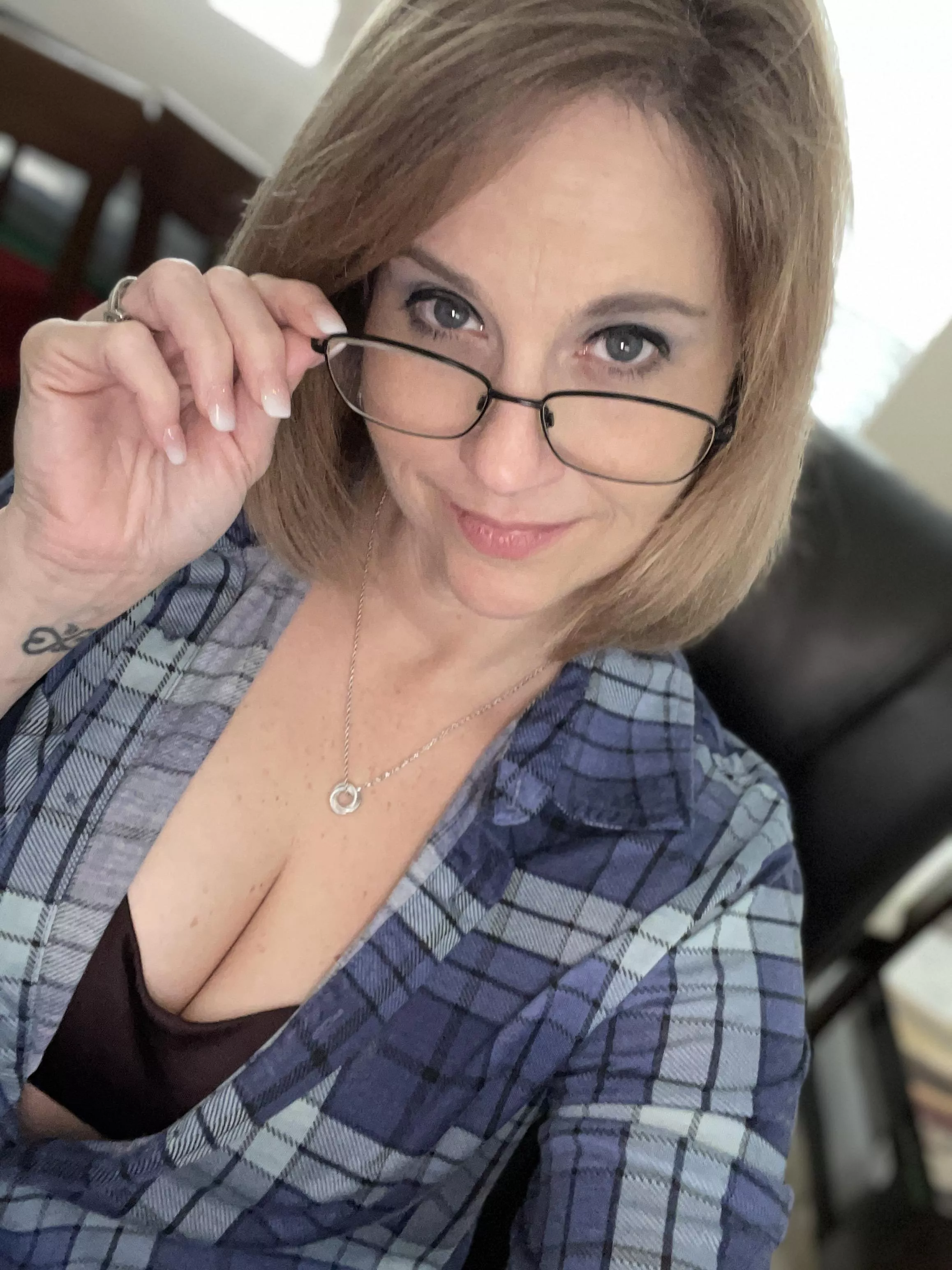 Taking a quick break from work [F44]