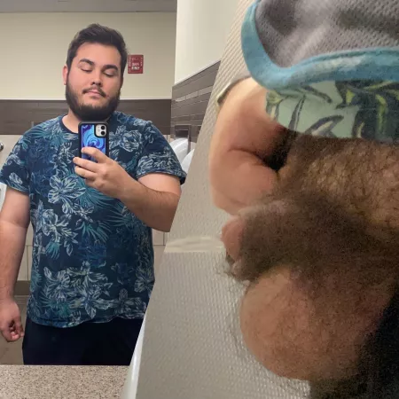 Taking a quick leak at work when my co-worker walks in and sees me filming it ๐
 pretty sure he got a little look too ๐ณ๐