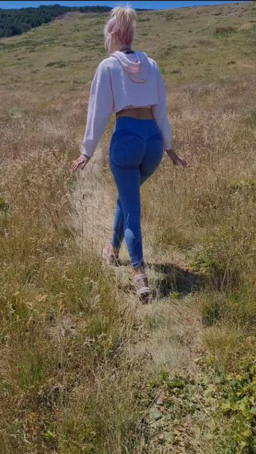 Taking a walk in my favorite leggings ☺ Taking a walk in my favorite leggings ☺