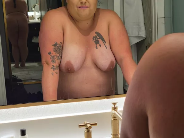 Taking advantage of multiple mirrors in my hotel room😉😊