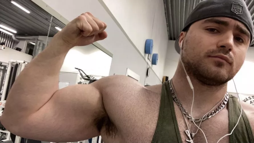 Taking selfies at the gym like 💪🏼😏