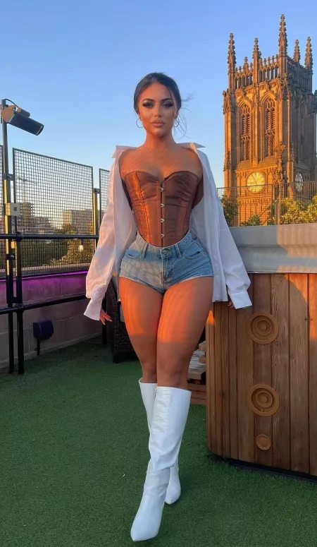 Tasty looking brunette ๐ฅ