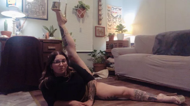 Tattooed horny stoner contortionist with lots of plants and time to kill 😈