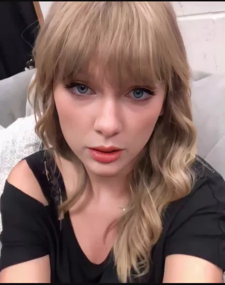 Taylor needs a facefuck Taylor needs a facefuck