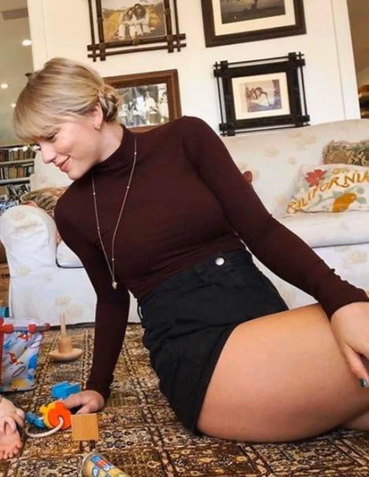 Taylor Swift’s juicy thighs have me so horny Taylor Swift’s juicy thighs have me so horny