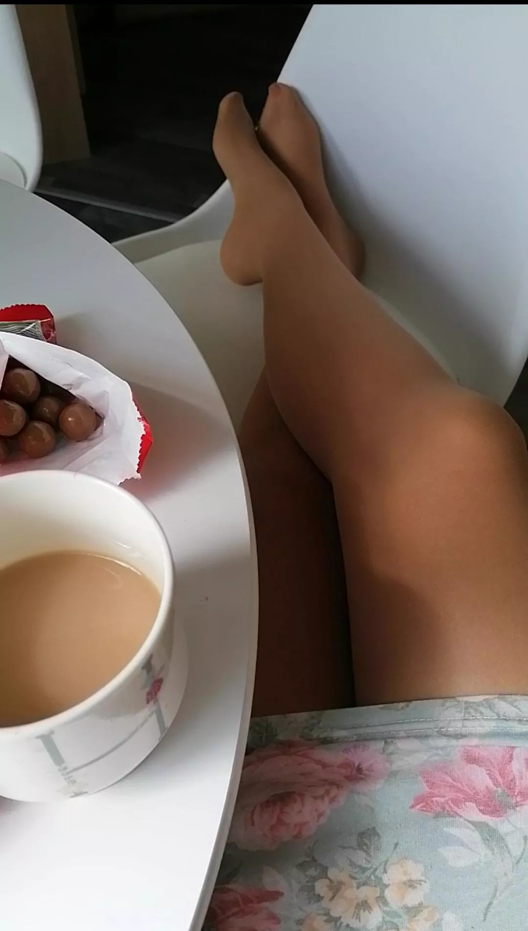 Tea and tights 💋