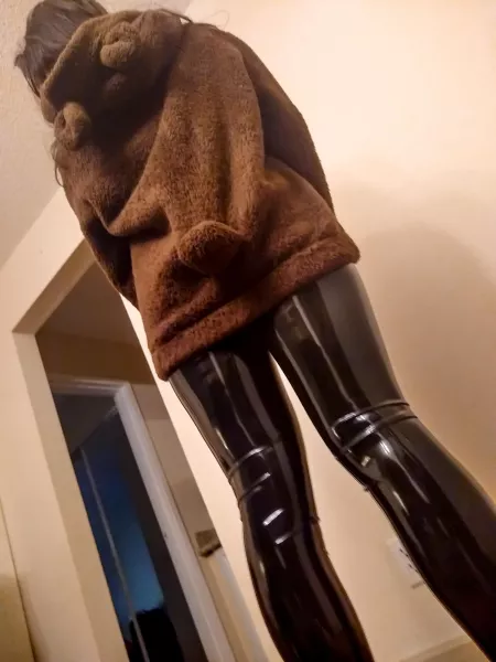 Teddy bear hoodie and latex pants is such a great combo π₯° Teddy bear hoodie and latex pants is such a great combo π₯°