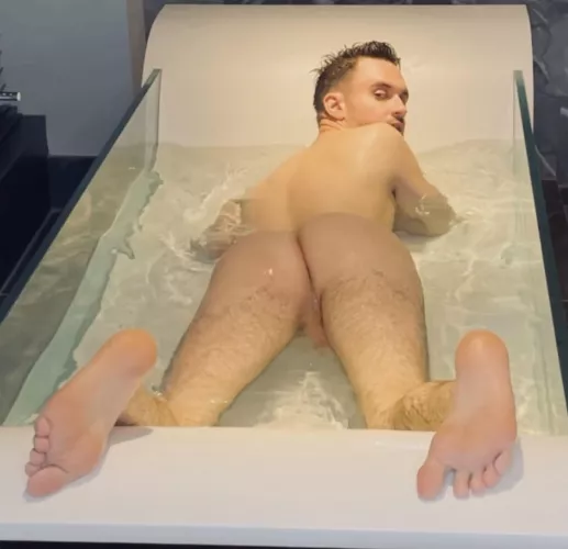 Tell me if your starting on my wet feet or my ass first?😝