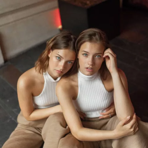 Tess and Margaux Van Kommer (twin models) Tess and Margaux Van Kommer (twin models)