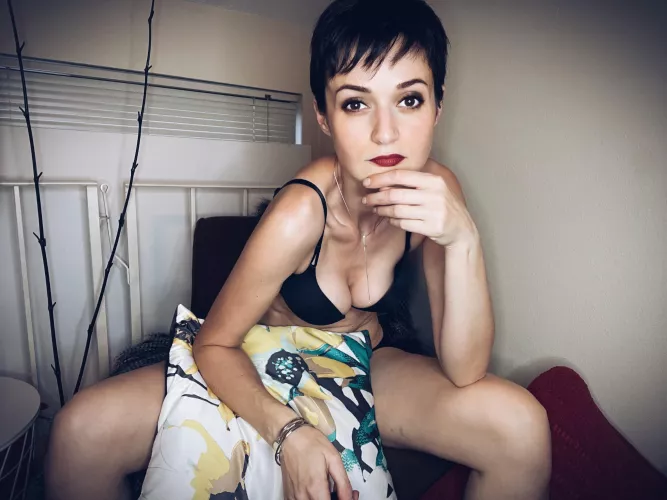 The best decor in my bedroom is my resting B face?[F38]