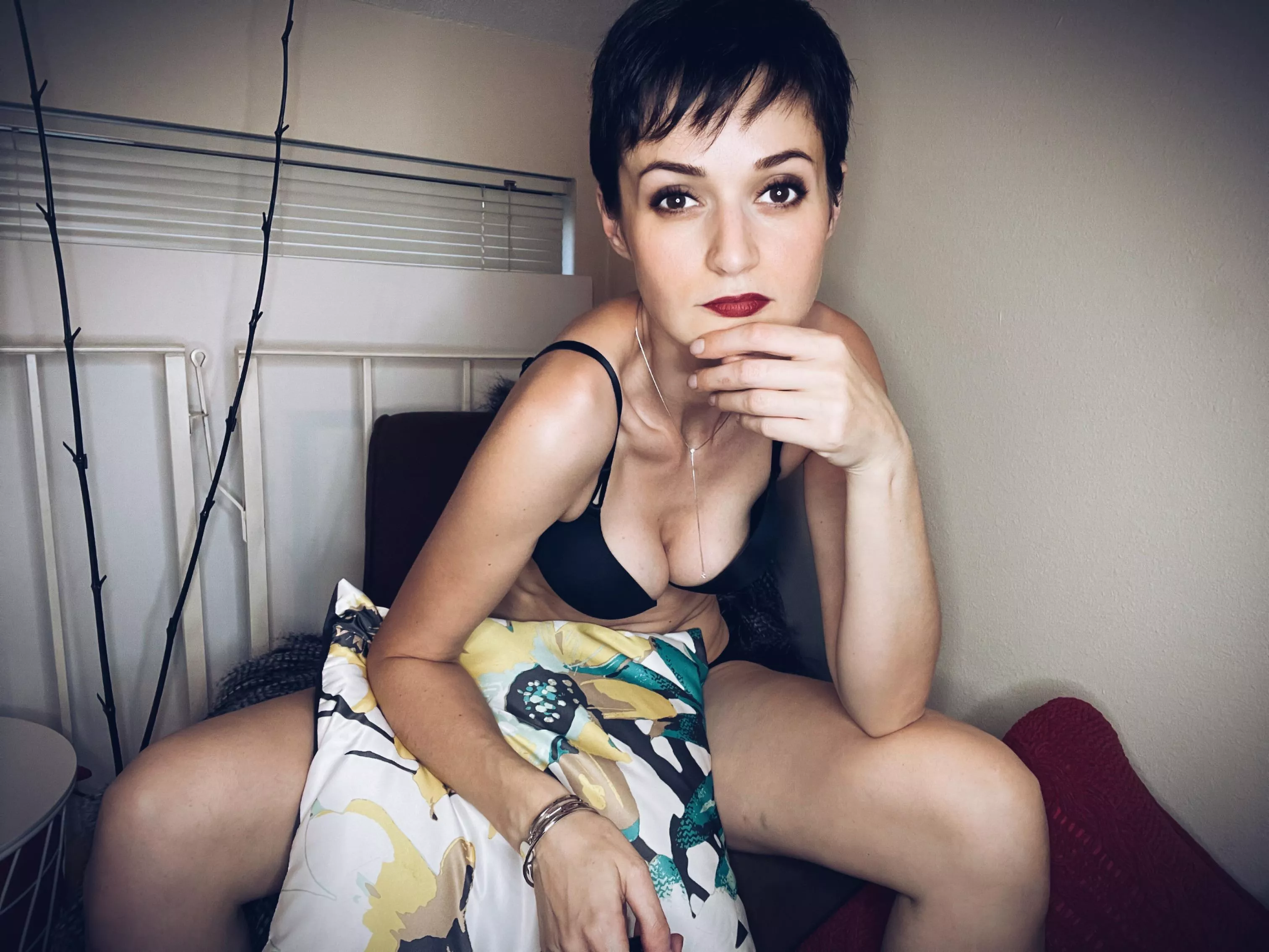 The best decor in my bedroom is my resting B face😉[F38]