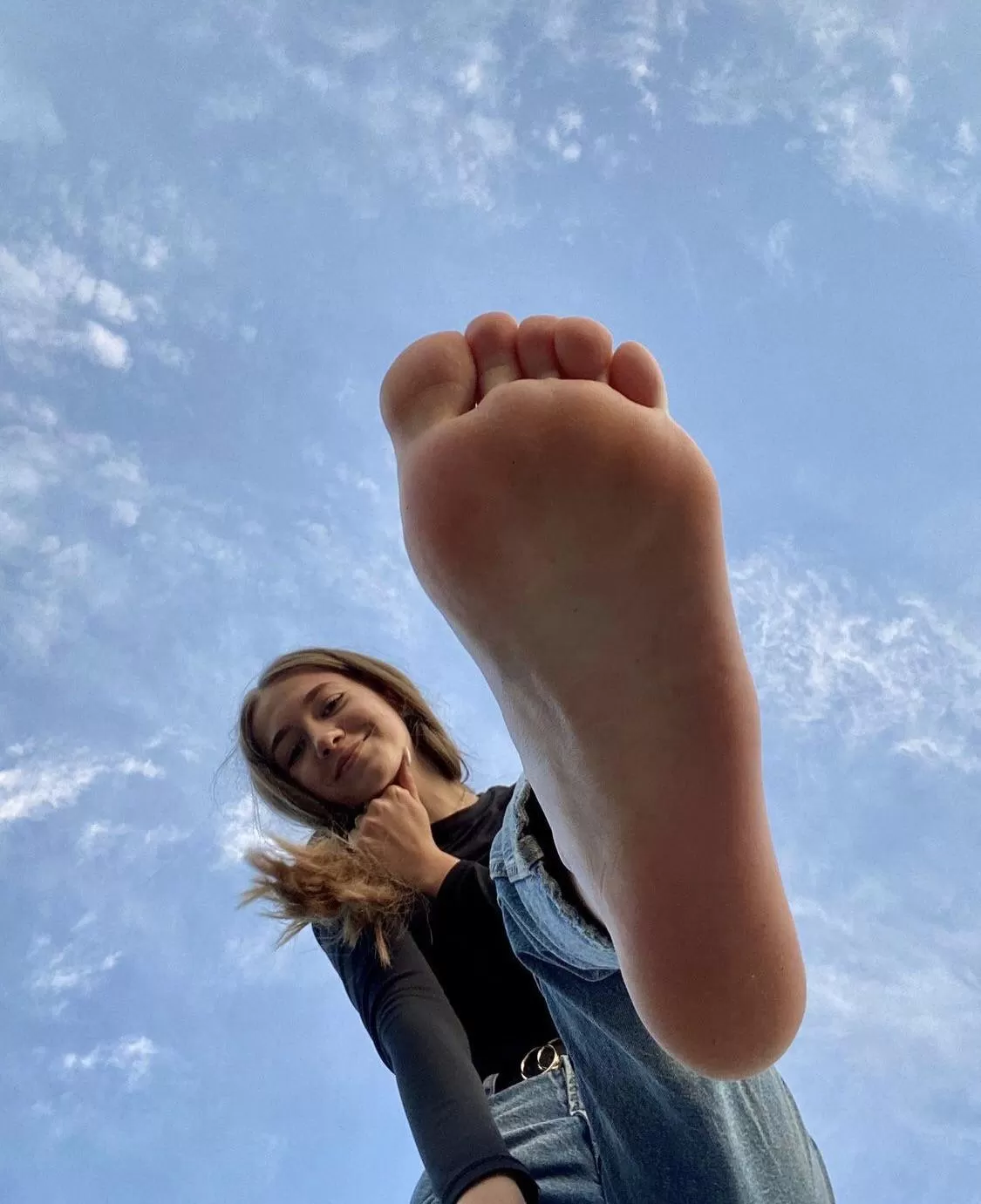 The best position for you to worship me and kiss my feet The best position for you to worship me and kiss my feet