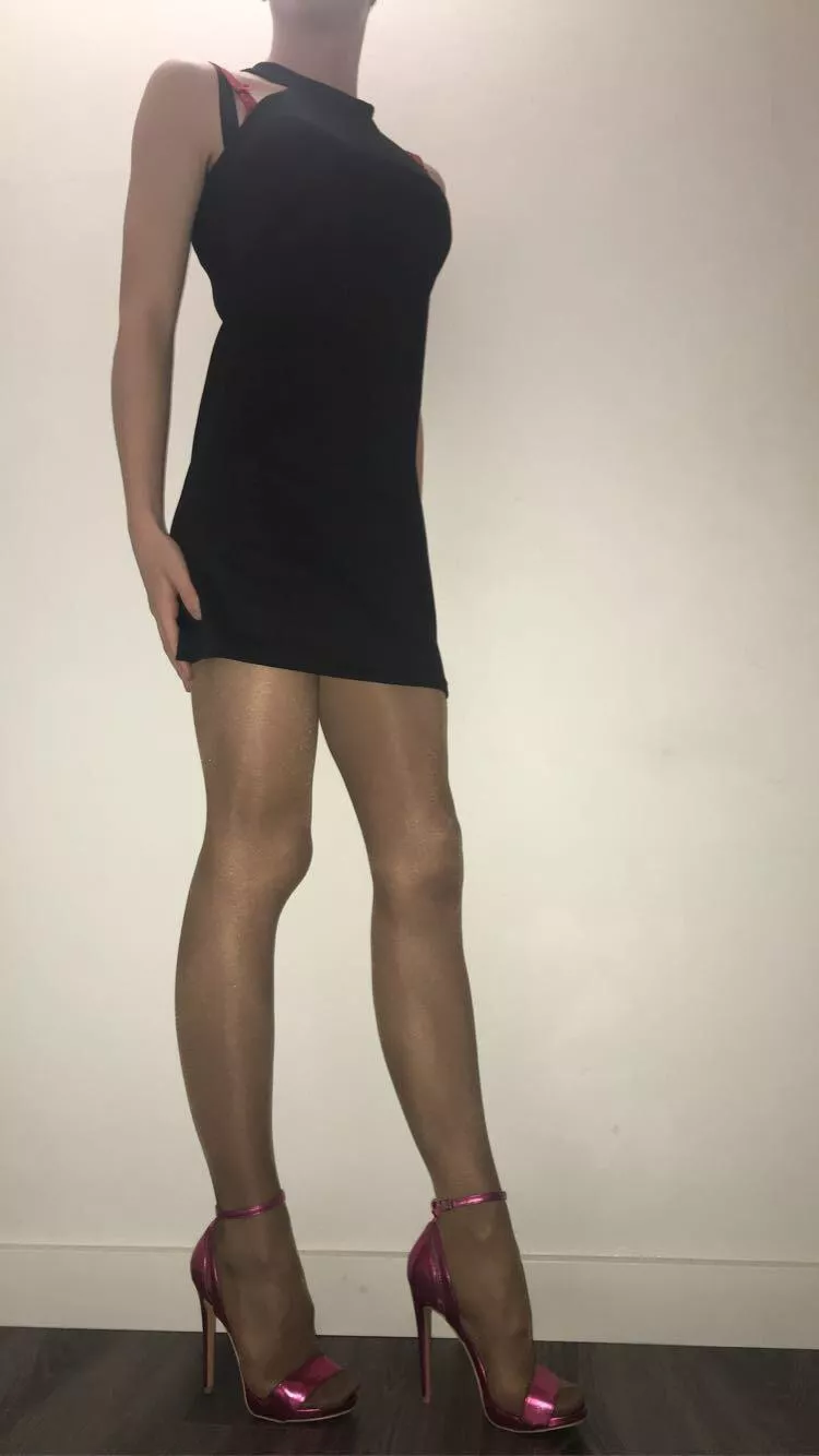 The bra peaking outπ The bra peaking outπ