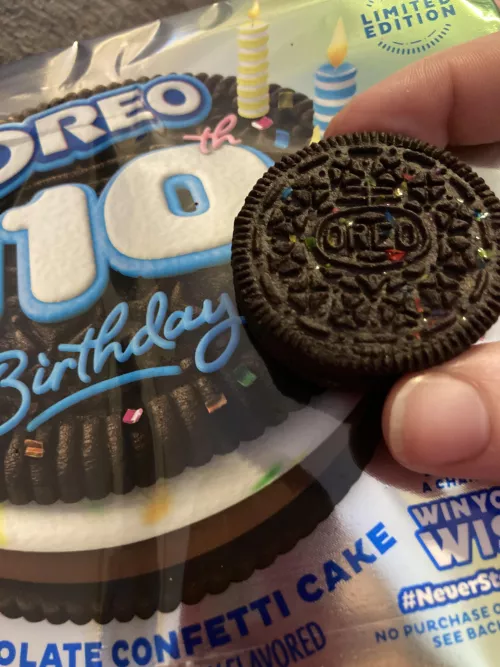 The confetti sprinkles on these new Oreos just have me feeling so smoll 🥺🥰 I love sprinkles 🥰