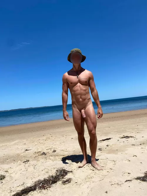 The Great Australian Sun 😈 When no one’s around, the dacks drop off. The Great Australian Sun 😈 When no one’s around, the dacks drop off.