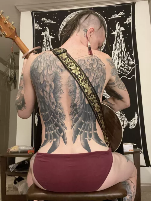 The hawk is viewed as a spiritual messenger because they fly high in the sky yet have keen eyesight that observes what's going on below them⦠The spirit of the hawk reminds you to effortlessly soar above the noise and take in guidance from the spirit.