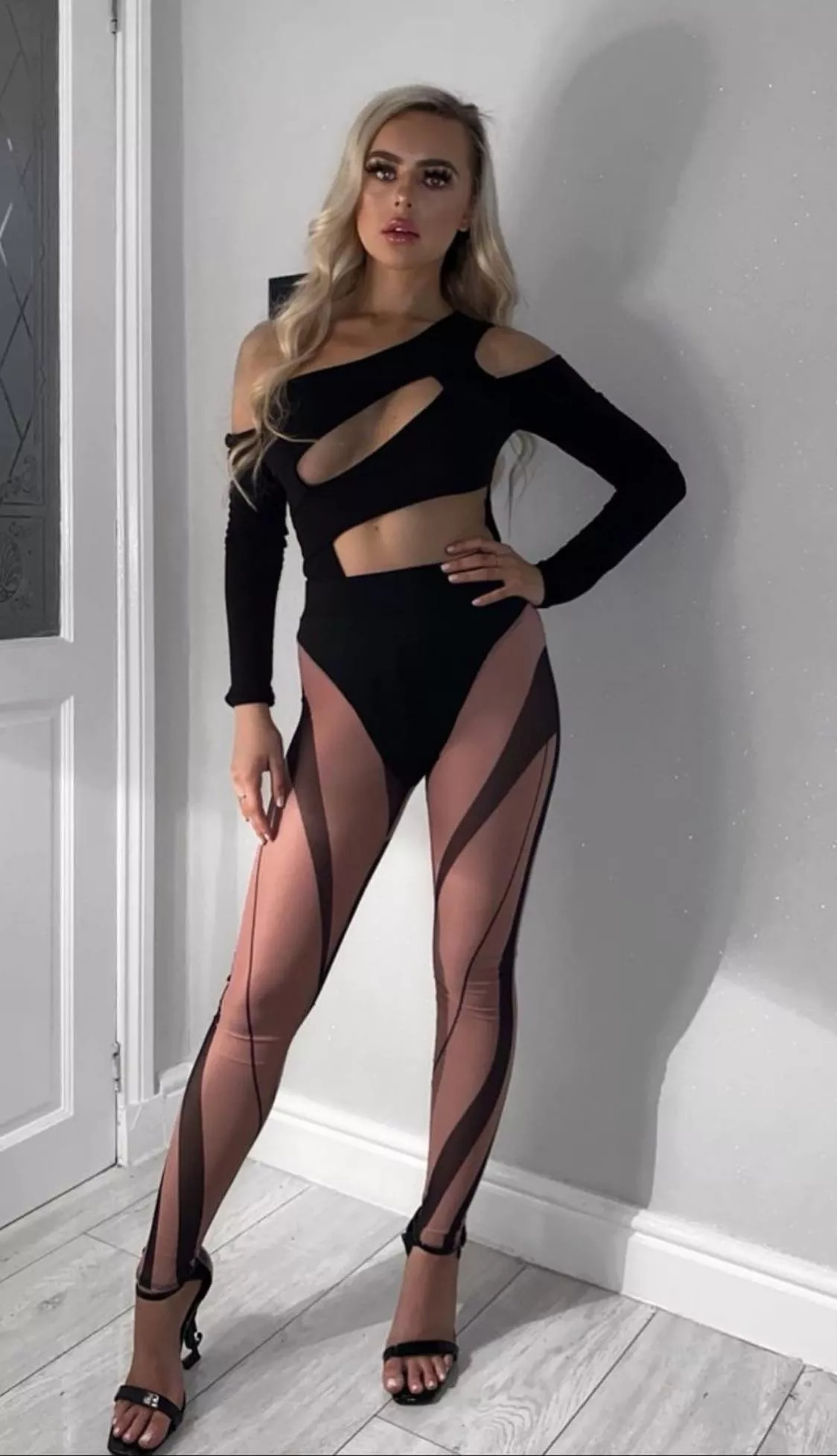 The hell is that outfit Lauren?! 😍 The hell is that outfit Lauren?! 😍