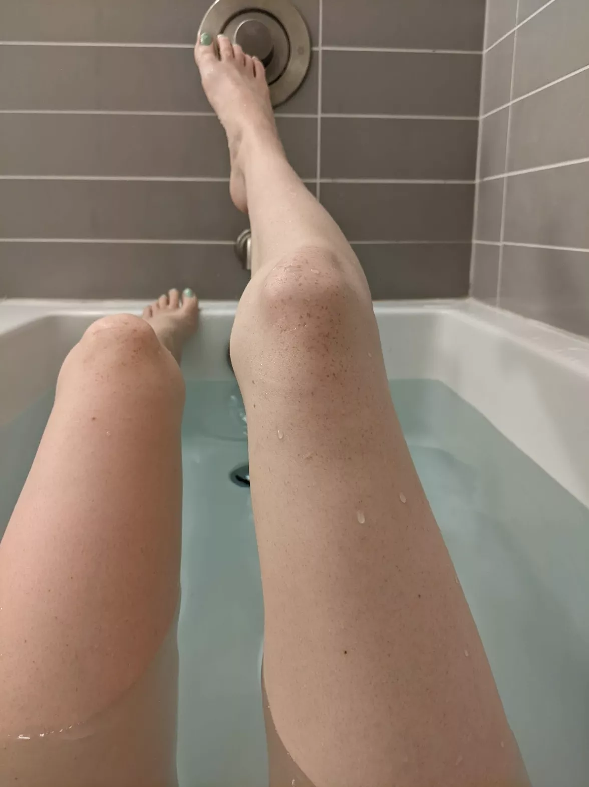 the hot water really brings out the freckles on my legs :)