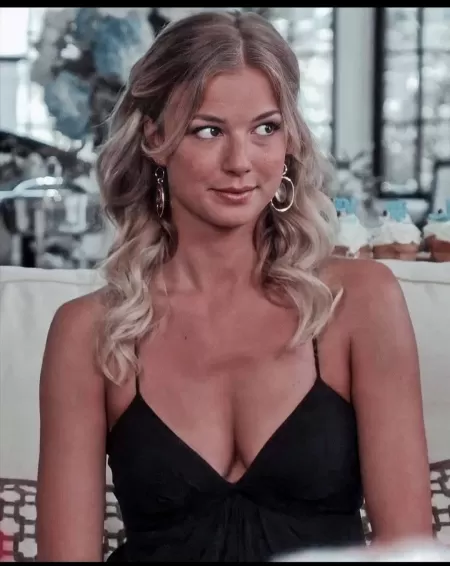 The image of Emily VanCamp in this dress will forever be burned into my memory. The image of Emily VanCamp in this dress will forever be burned into my memory.