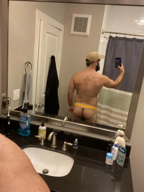 the jock make my 🍑 look good?