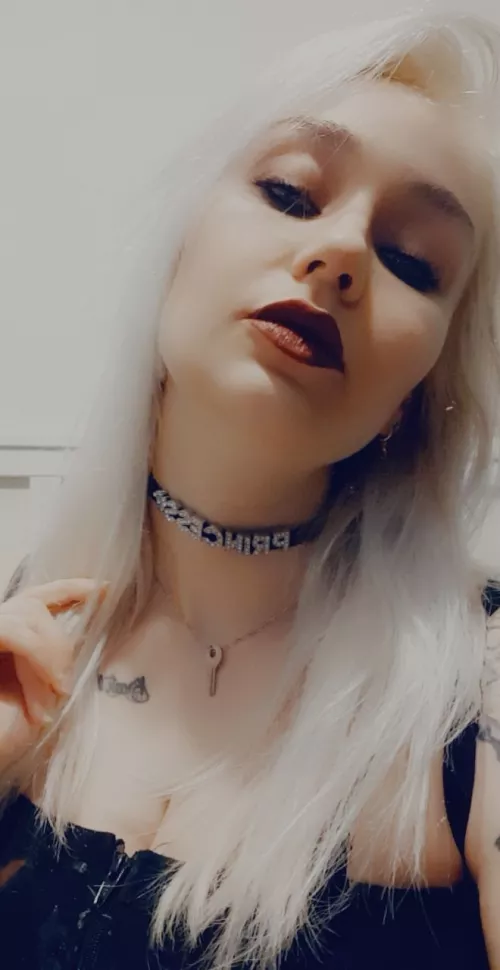 The key to your freedom sits around my neck, beg at my feet for the attention and maybe I'll acknowledge you 😈