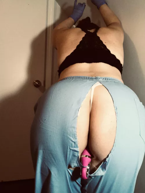 The pro to having your scrubs rip while moving a patient…. Easy access #MrPink #Scrubs #NightShift