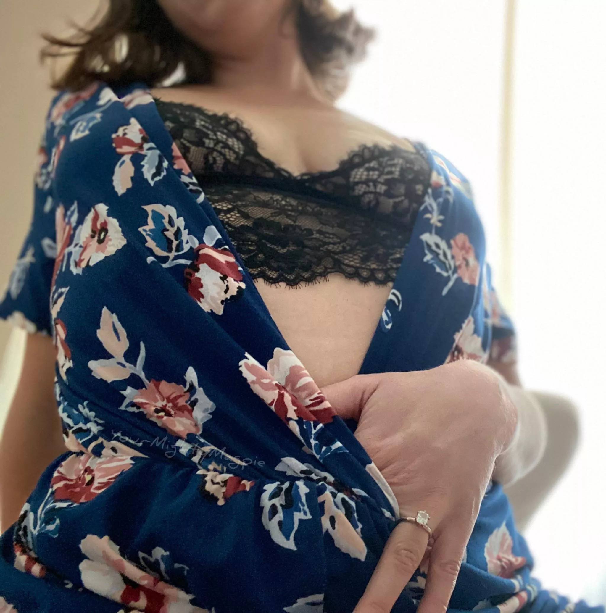 The ring doesn’t come off, but the rest does.