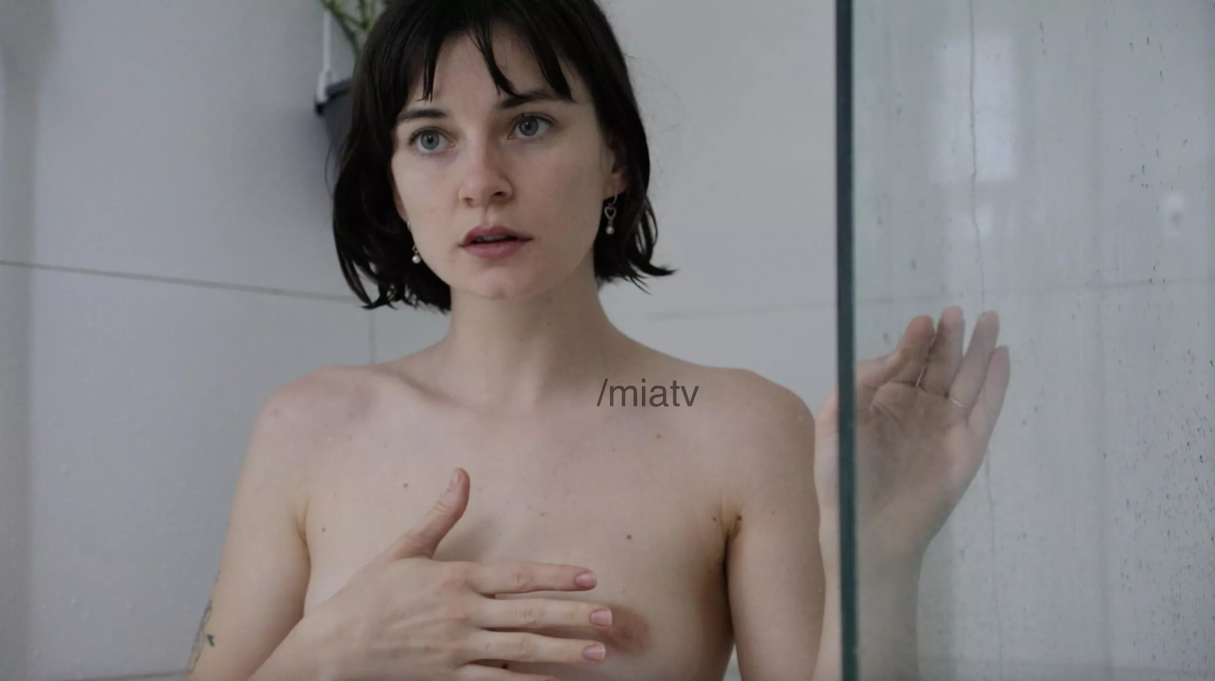 the urge to cut my hair shorter is so strong today