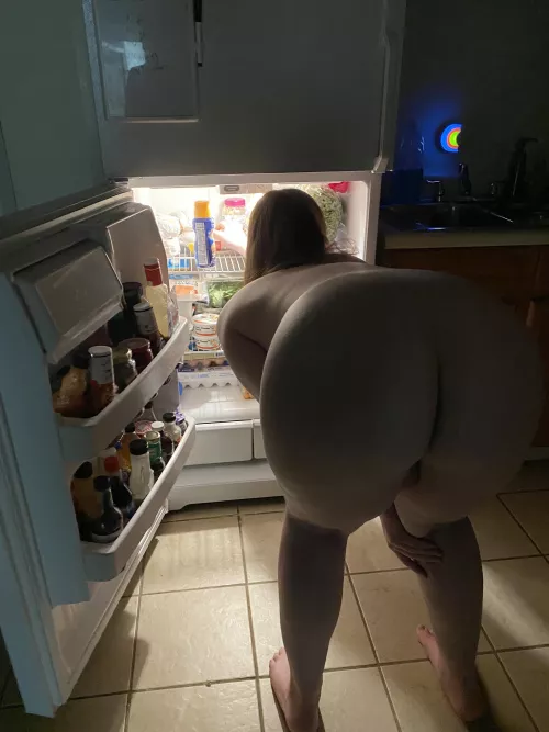 the view i get when i'm visiting for christmas..shes hunting for snacks at 10pm 😂