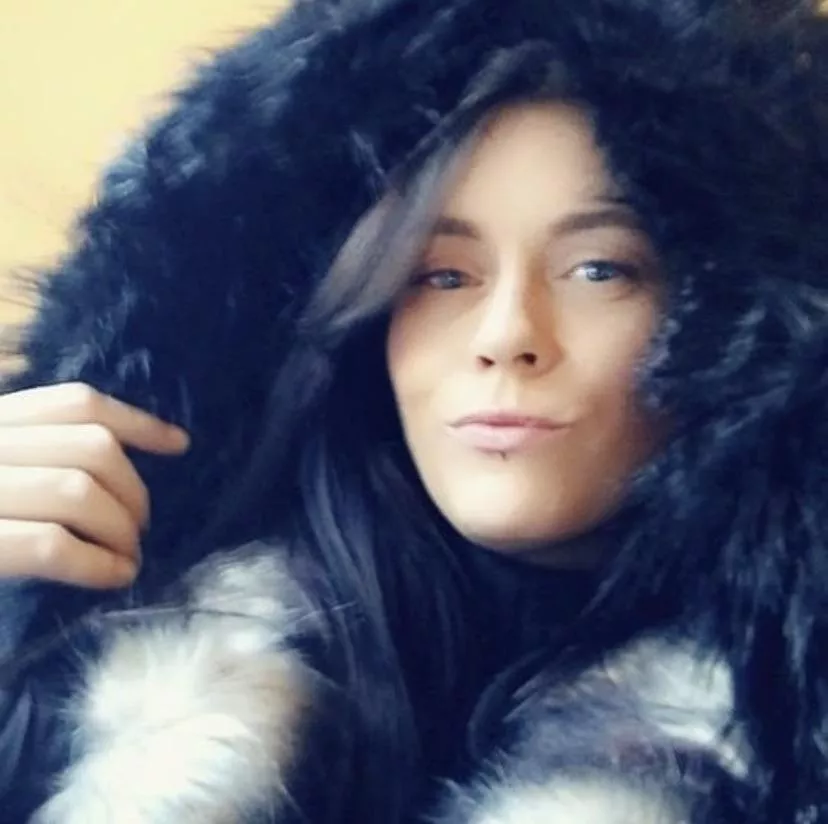 There sure seems to be a lot of boys on here today! Are there any bi girlies out there…