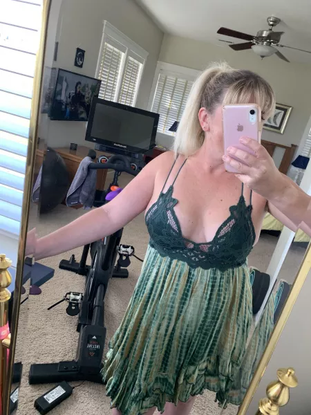 Thereβs no way to wear a bra with this dress. Oh well π€·ββοΈπ
