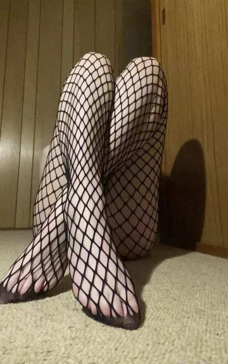 Thereβs something about long legs in fishnets π€