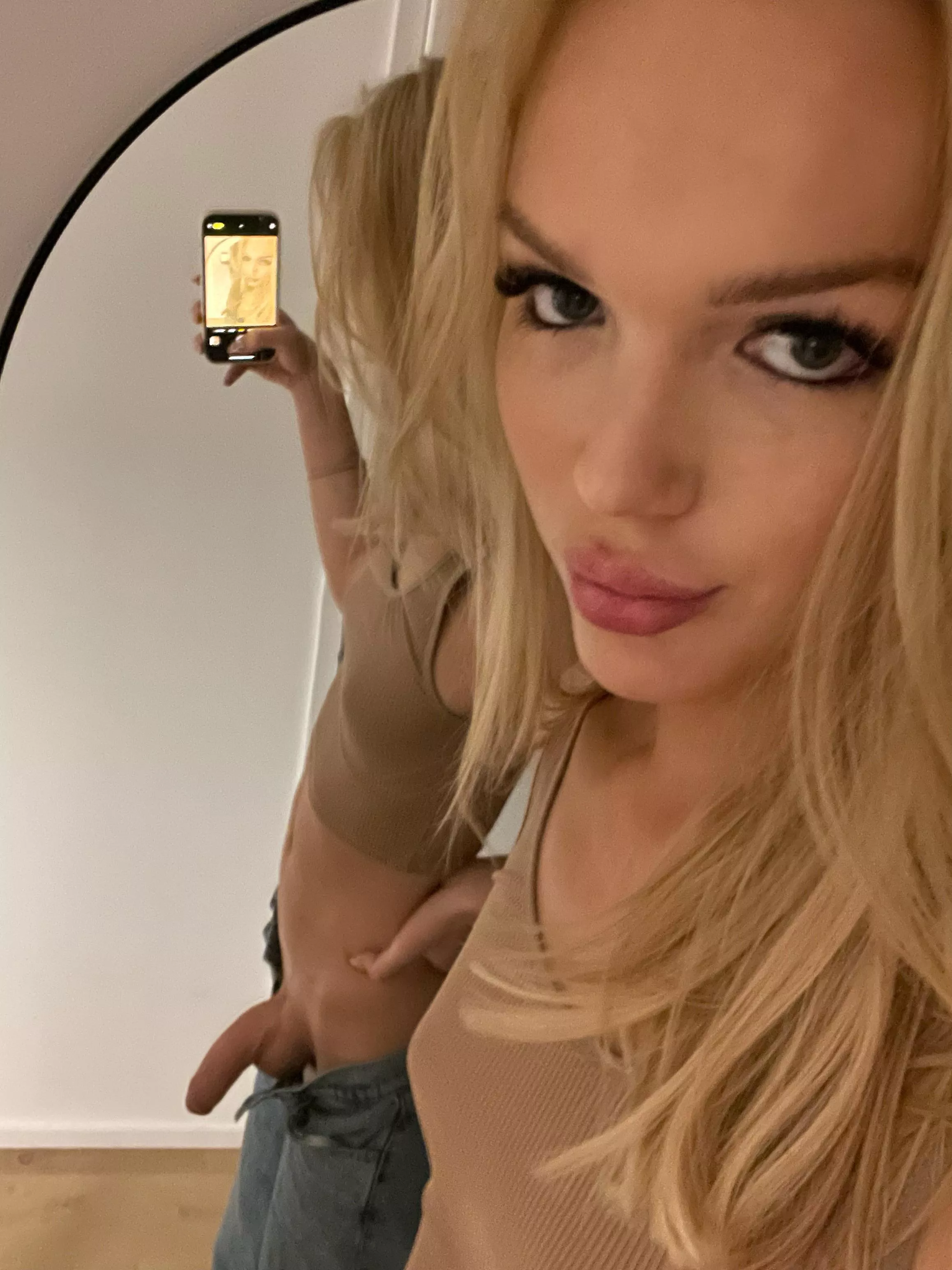 these are the type selfies i’d send to you if we dated :>