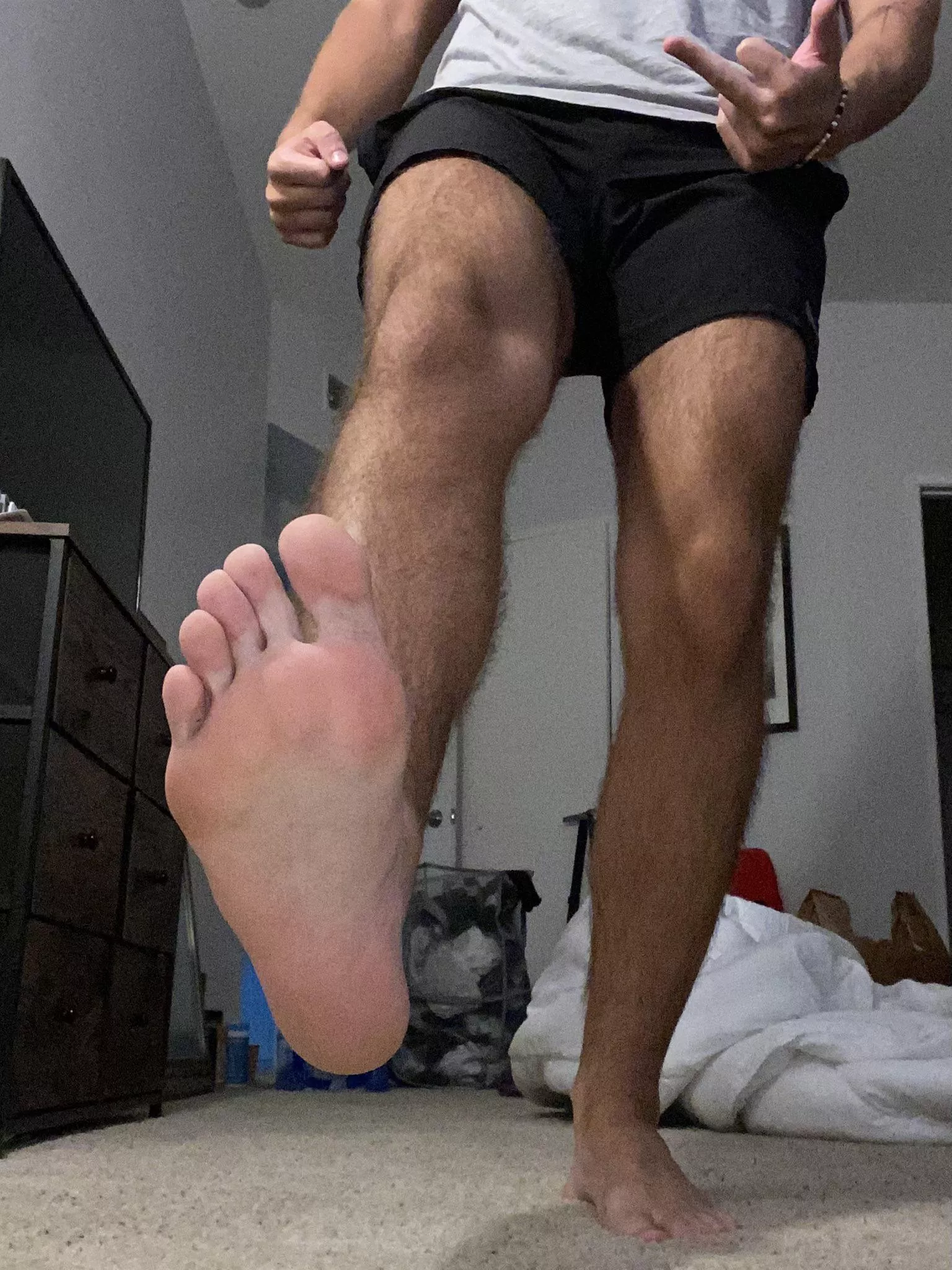 These big ass feet could use a good boy under them right about now 😏