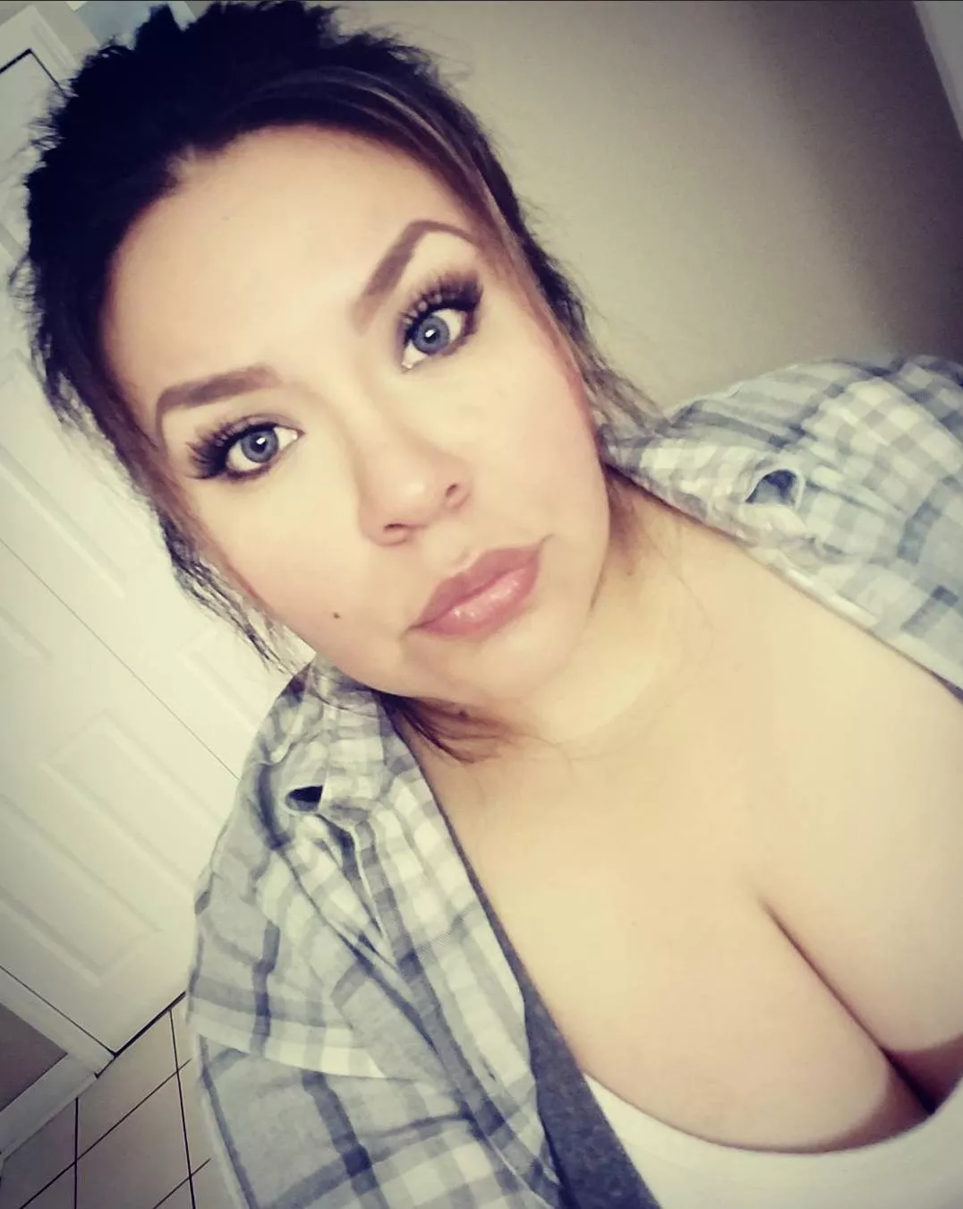 these tits would happily see your cock ?send to kik: xoidesire