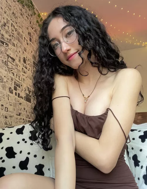 They’re not as big as everyone else’s here but I hope you like smaller cleavage too🤎