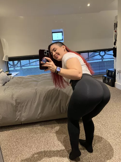 Thicc booty in some very tight leggings π