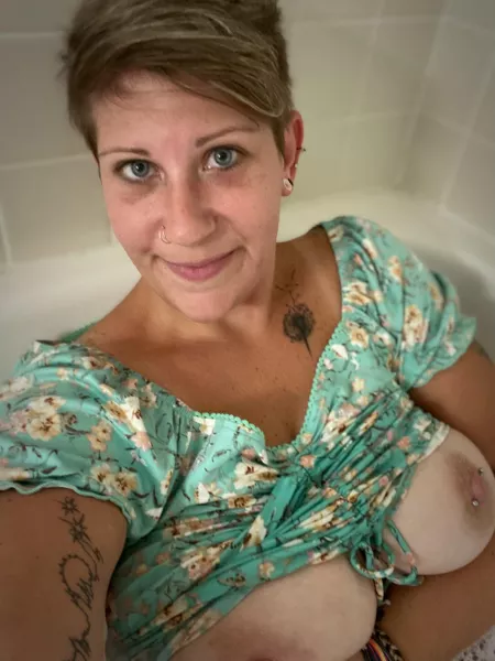 Thicc curvy tatted and pierced MILF gone bad! π Would you play with me???ππ