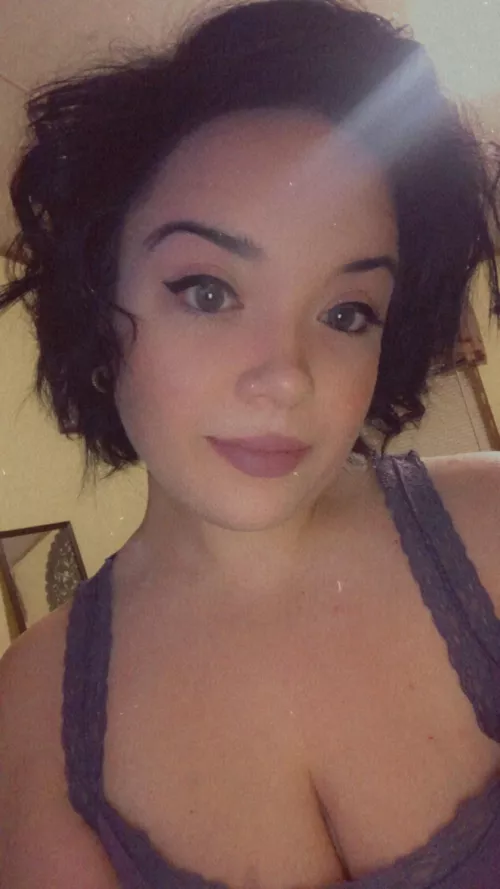 Thicc short haired chicks 🤌