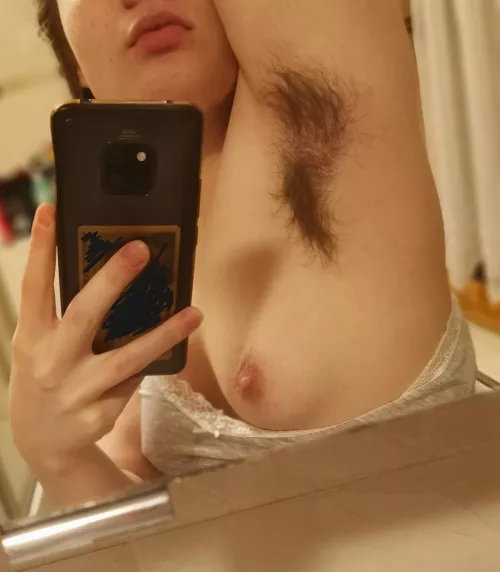 Thick, bushy pits~