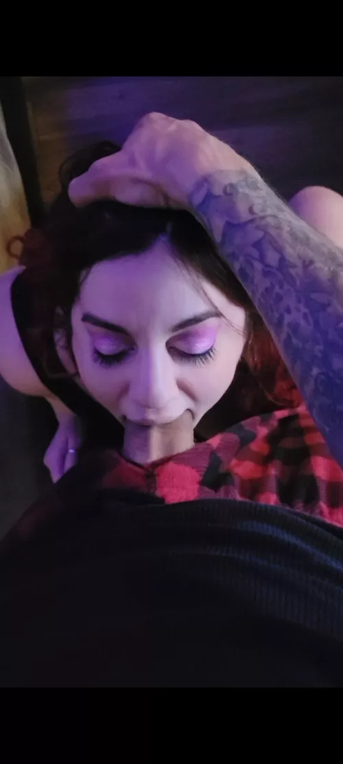 thick cock right down her throat 🤤