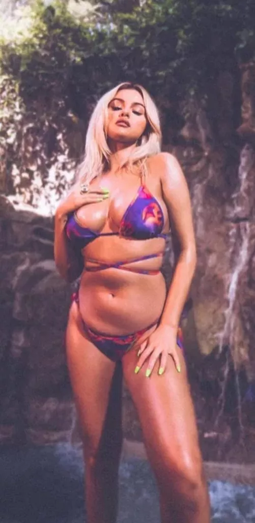 Thick Selena is so sexy Thick Selena is so sexy