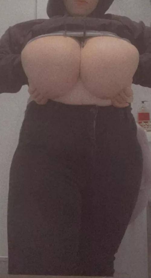 Thick thighs and big titties