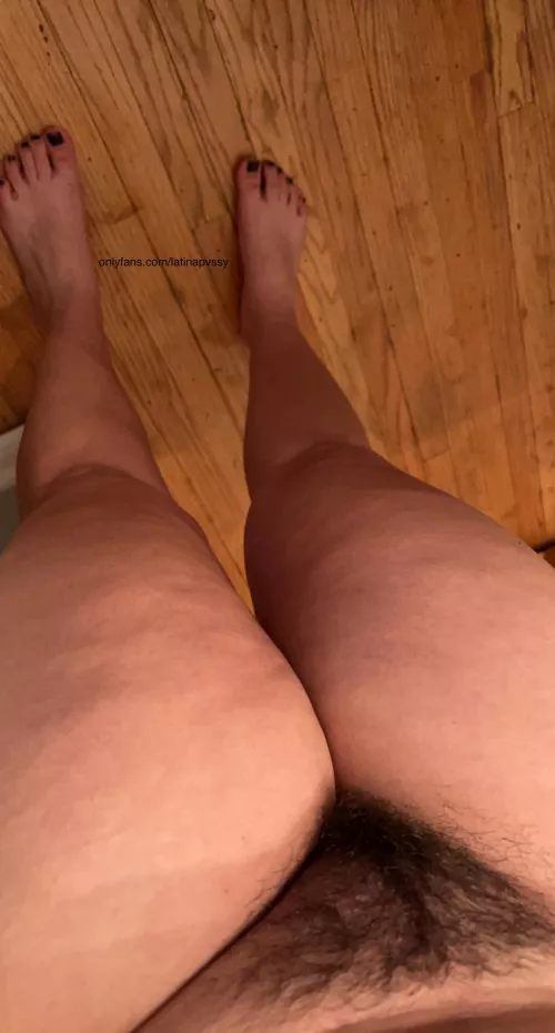 thick thighs and hairy bush 👅
