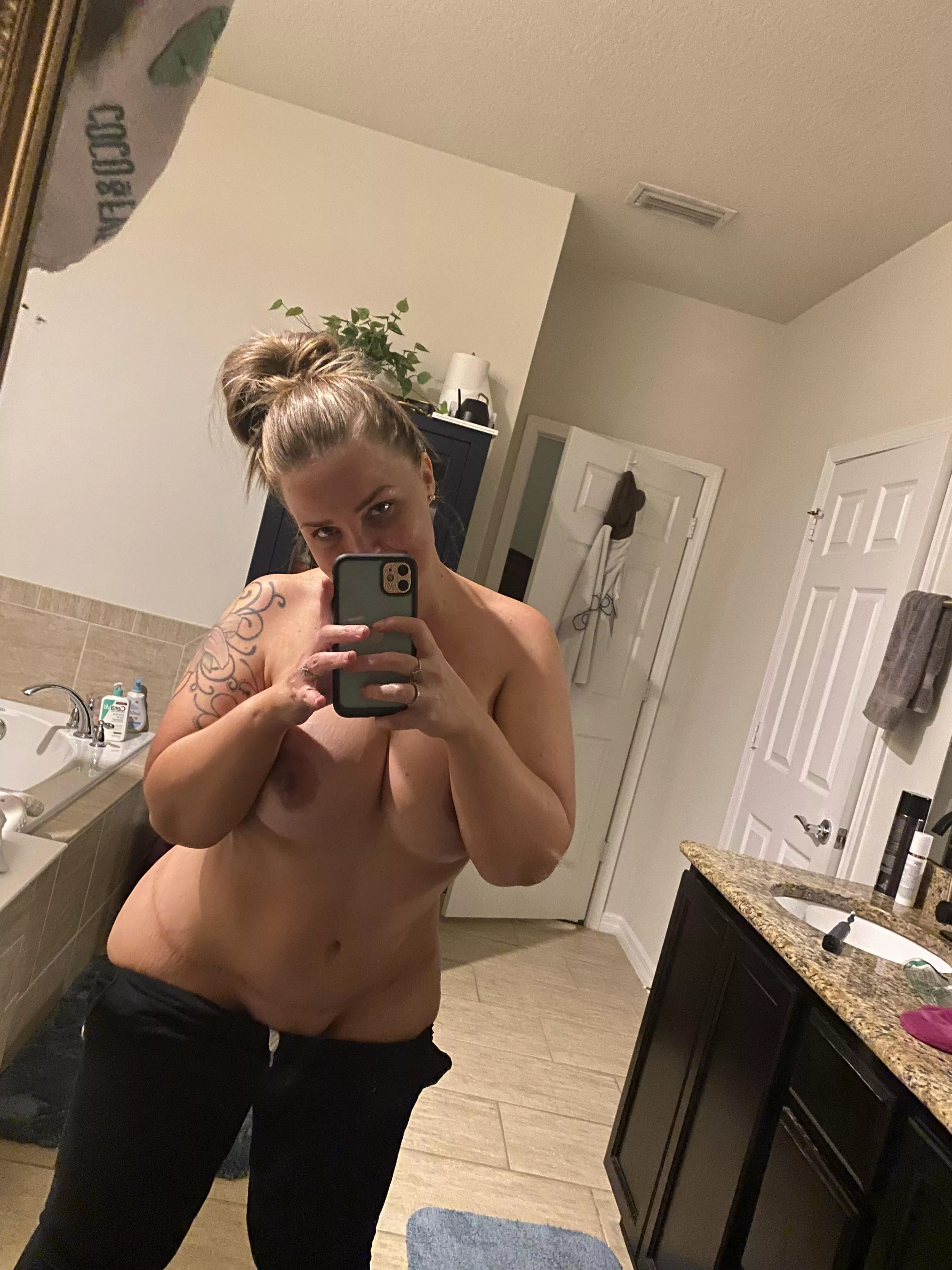 Thick thighs saves lives 😝 (f)