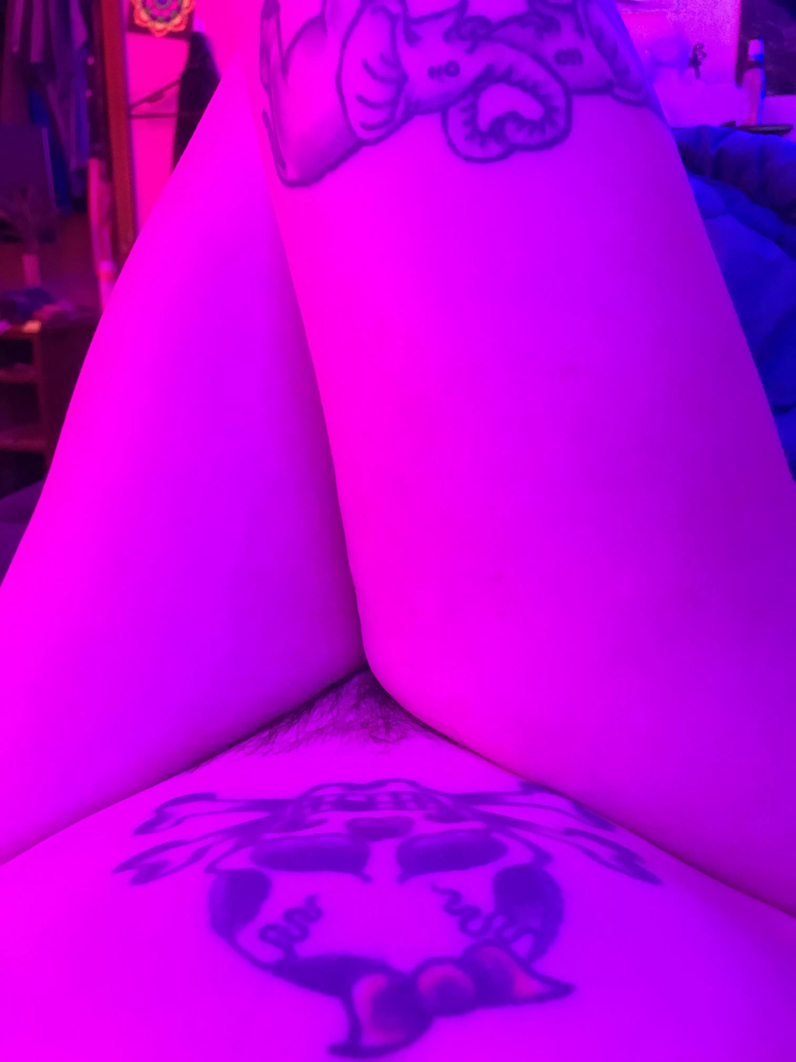 Thighs n tats… hot af 😉 Thighs n tats… hot af 😉