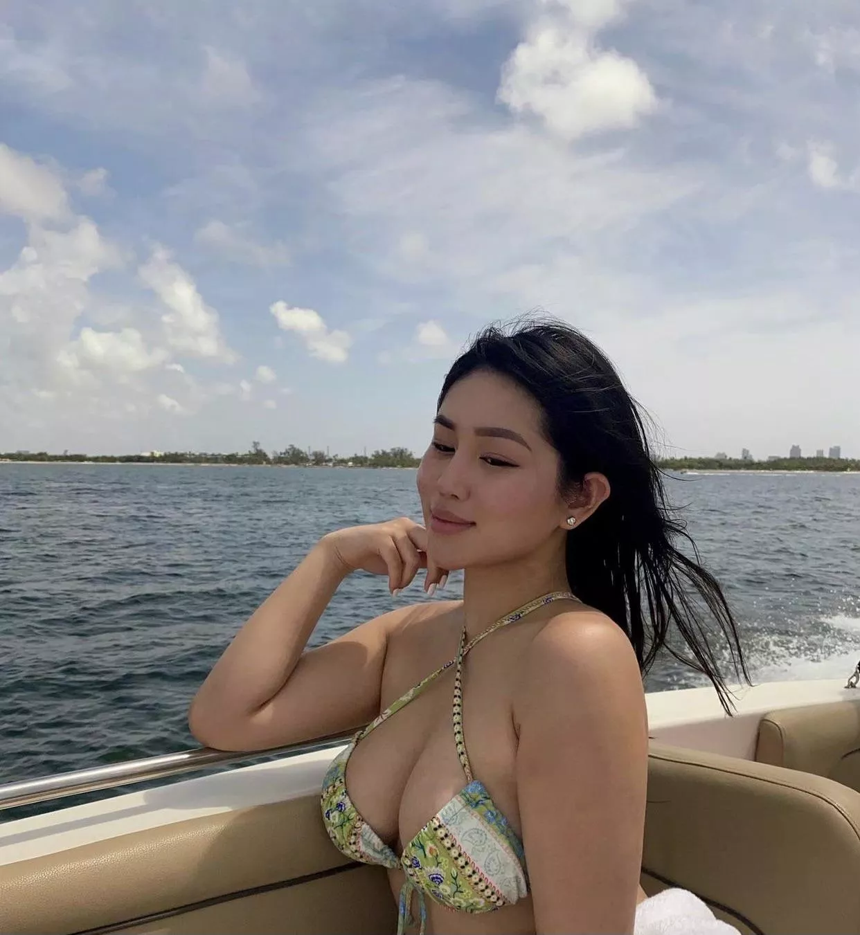 Thinking abt how those Venmo cha chings vibrate to my ? OF: vietkitty